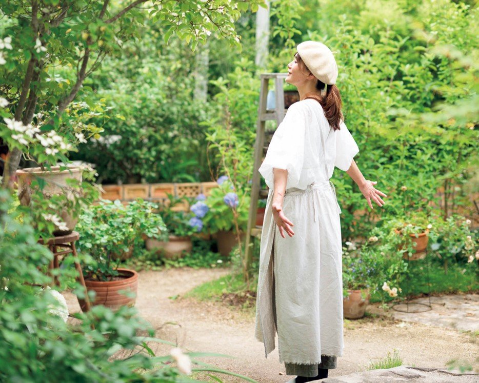植物に囲まれた女性