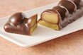 大きな栗をごろっと丸ごと！黒糖羊羹で包んだ、ぜいたくな秋の和菓子