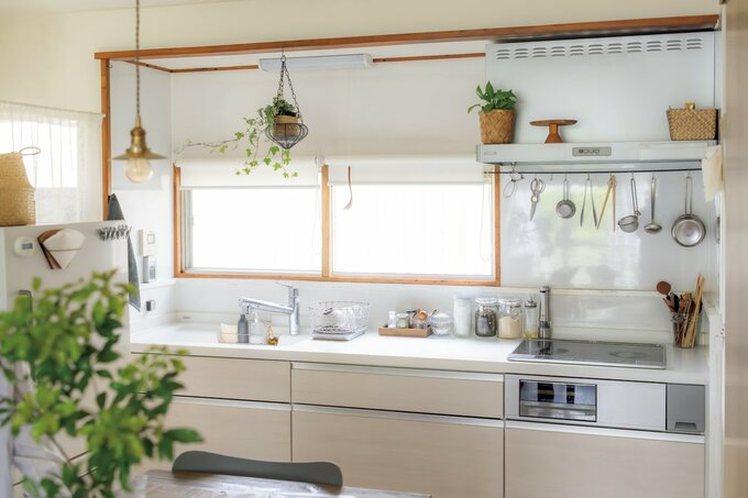 白を基調としたキッチンに観葉植物が飾られている様子
