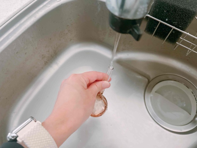 ディスペンサーに水を入れる
