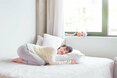 目覚め時にやりたい「寝たままヨガのポーズ」3つ。呼吸が深まり、自律神経も安定