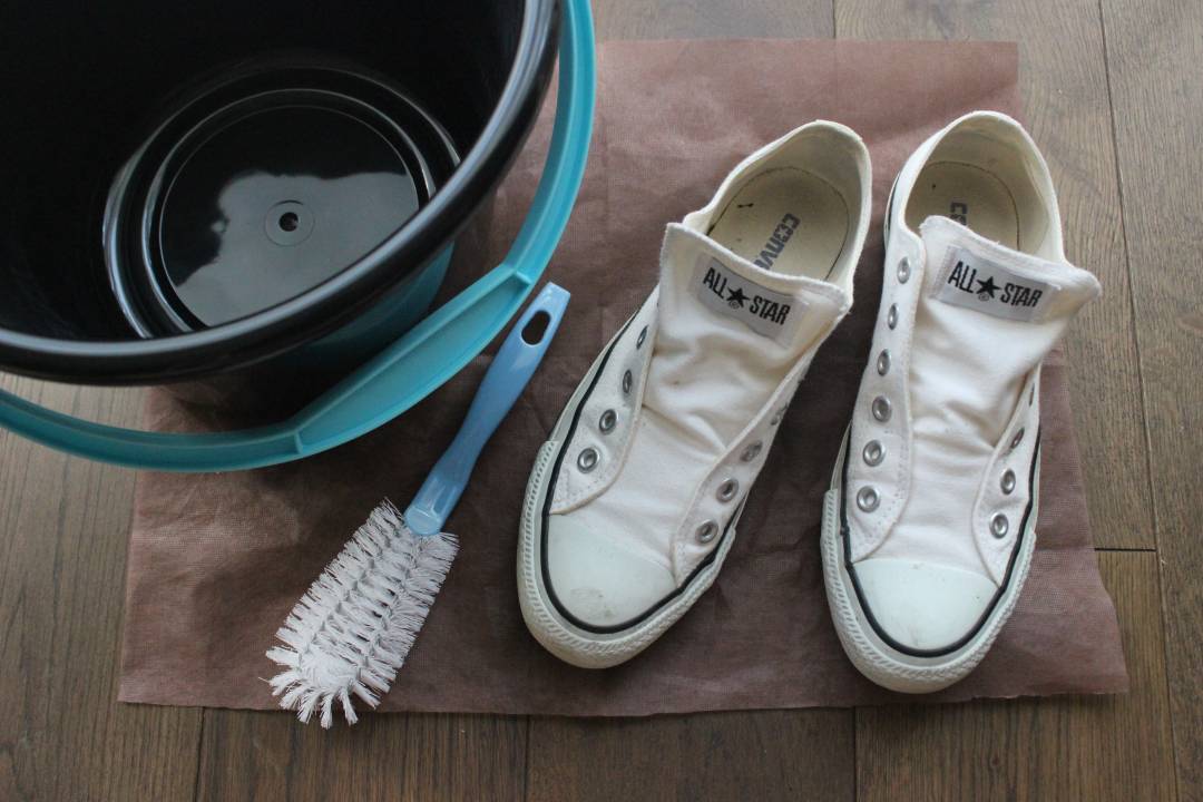 黄ばんだ白コンバースが真っ白に 自宅で洗うコツは 酢 Esseonline エッセ オンライン