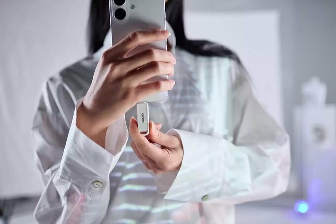 スマートホンにUSBメモリを挿している様子