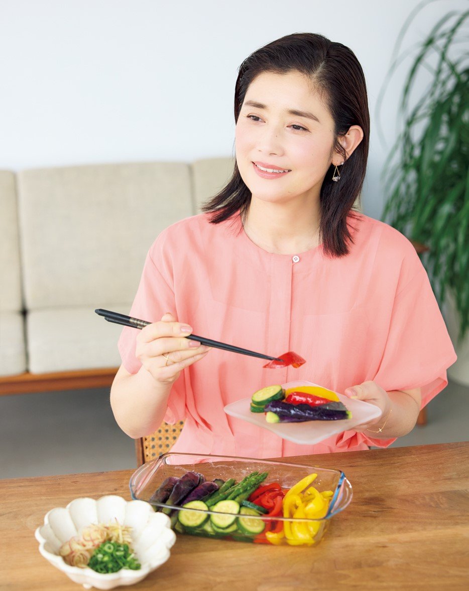 料理を盛り付ける石田ひかりさん