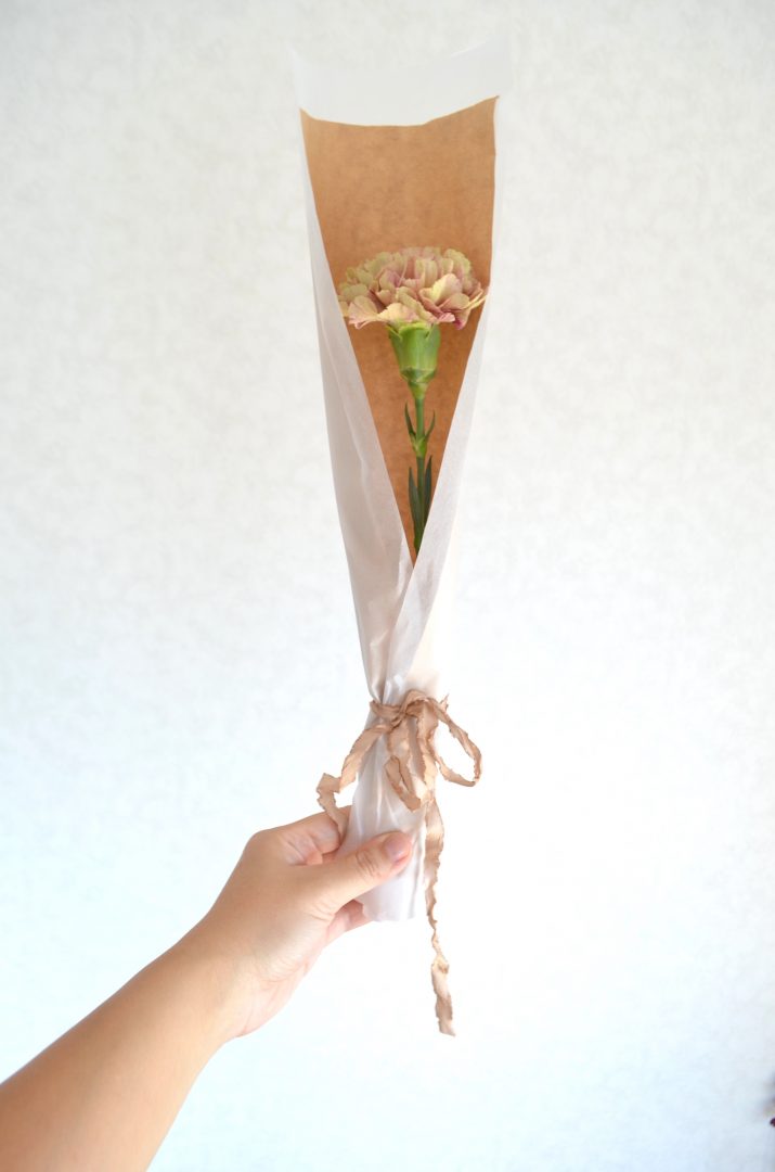 かわいくラッピングした一輪の花は ちょっとしたプレゼントにぴったり Esseonline エッセ オンライン