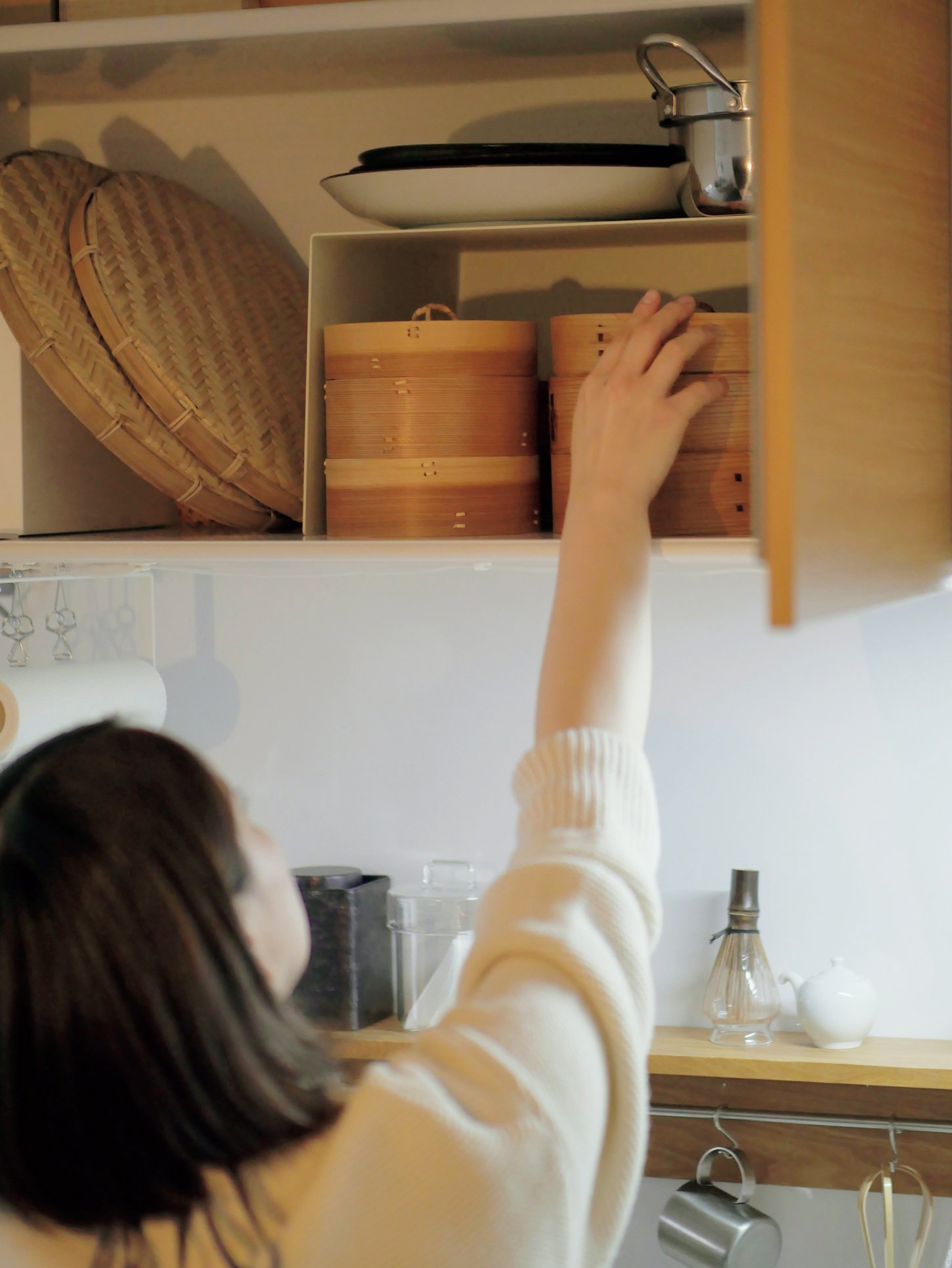 上の棚の荷物を取ろうとしている様子