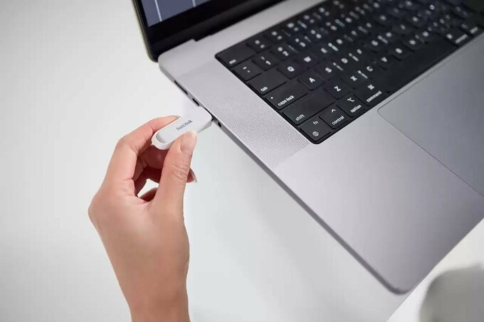 PCにUSBメモリを挿している様子