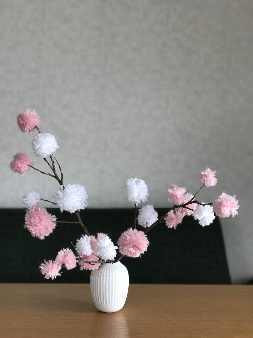 100円の毛糸と枯れ枝で 春気分のインテリアフラワー Esseonline エッセ オンライン