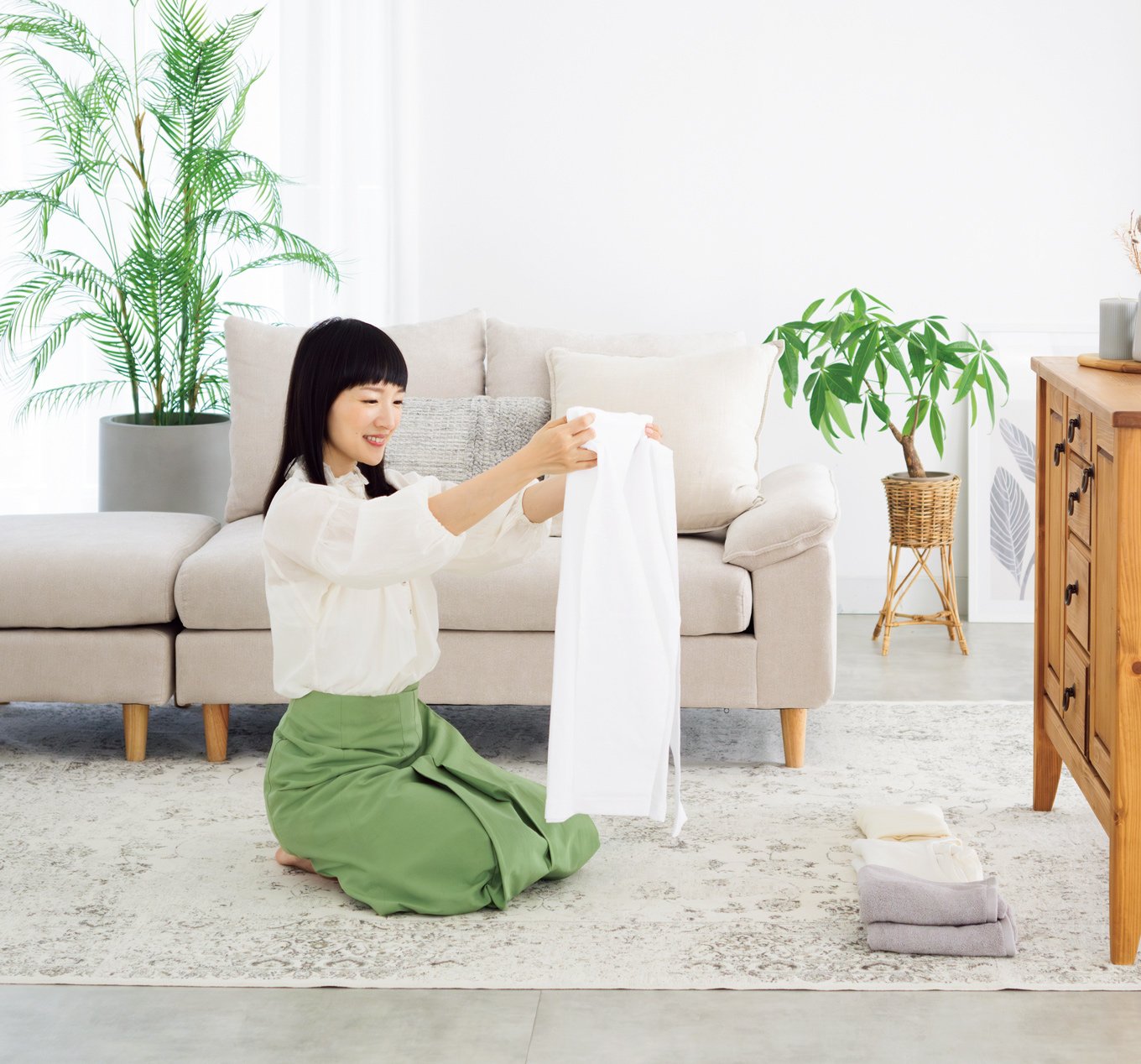 洗濯物をたたむ女性