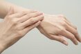 意外と知らない「ワセリン」の使い方。効果的な塗り方＆活用術を医師が解説