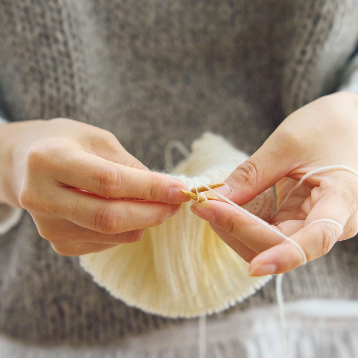 編んでいる手元