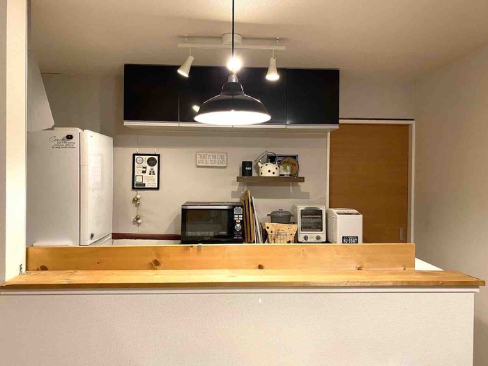 カウンターに板を取りつけ、狭い対面キッチンを使いやすくDIY