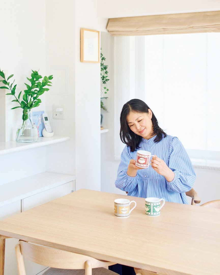 マグカップをみてる女性