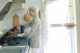 77歳、団地で「1日1000円の」ひとり暮らし。ものを手放した先に見つけた、“あるもので工夫する”楽しみ 