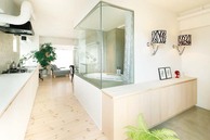 【マンションリノベ事例】玄関の先にガラス張りのバスルーム！55㎡の狭さ克服の工夫が満載の家