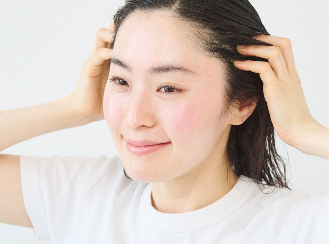 女性が頭皮を触っている様子