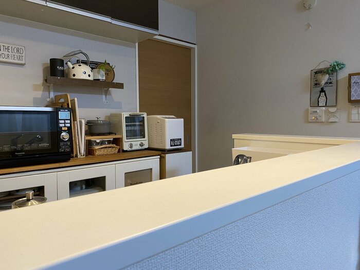 カウンターに板を取りつけ、狭い対面キッチンを使いやすくDIY