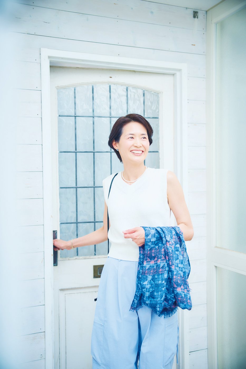 ドアの取っ手に手をかける女性