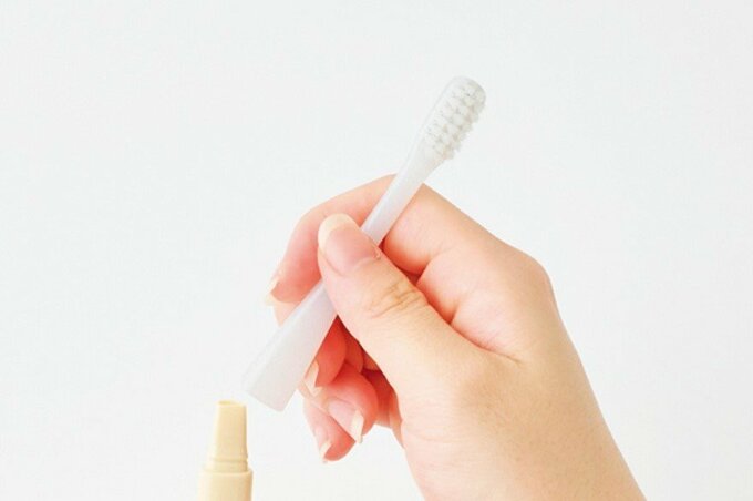 歯ブラシのヘッド交換をする様子