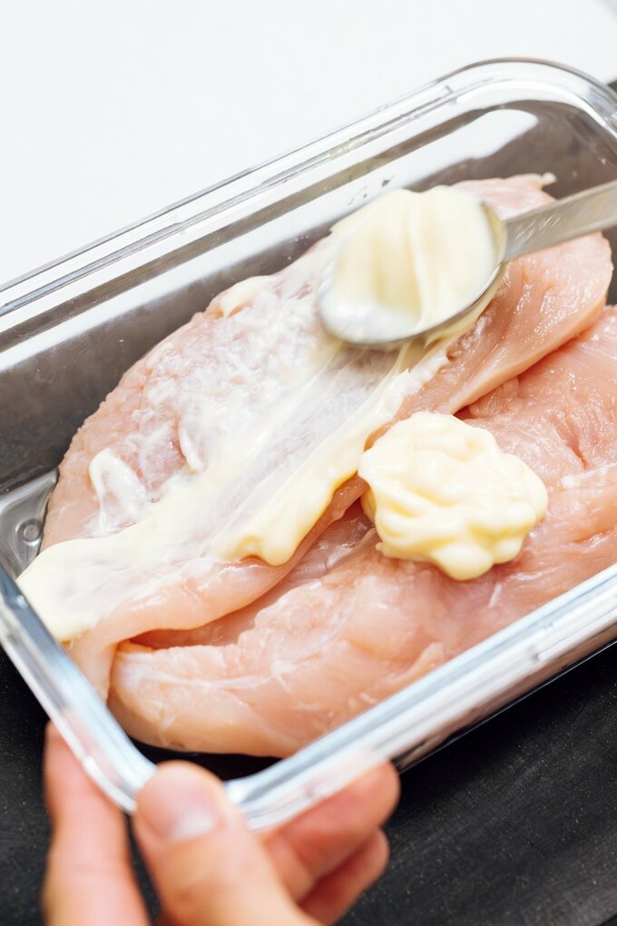 鶏胸肉にマヨネーズを塗る様子
