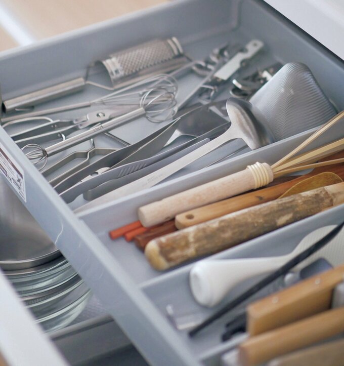 キッチン用品が素材ごとに収納された様子