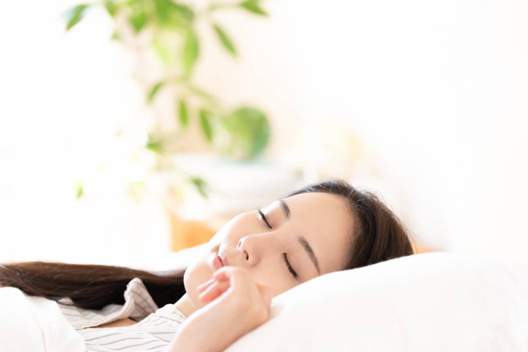 蒸し暑さやストレスで眠れない 失眠のツボ を刺激してぐっすり Esseonline エッセ オンライン