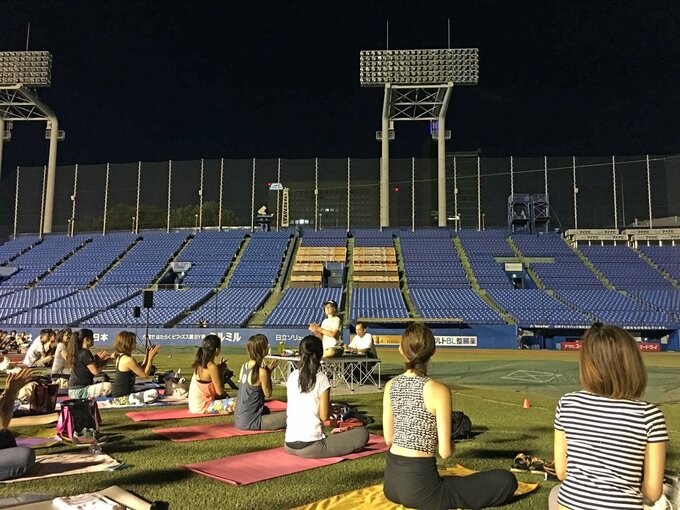 写真 1ページ目 フリーイベント 神宮スタジアムで夜ヨガ体験 星空を見ながらが気持ちいい Esseonline エッセ オンライン