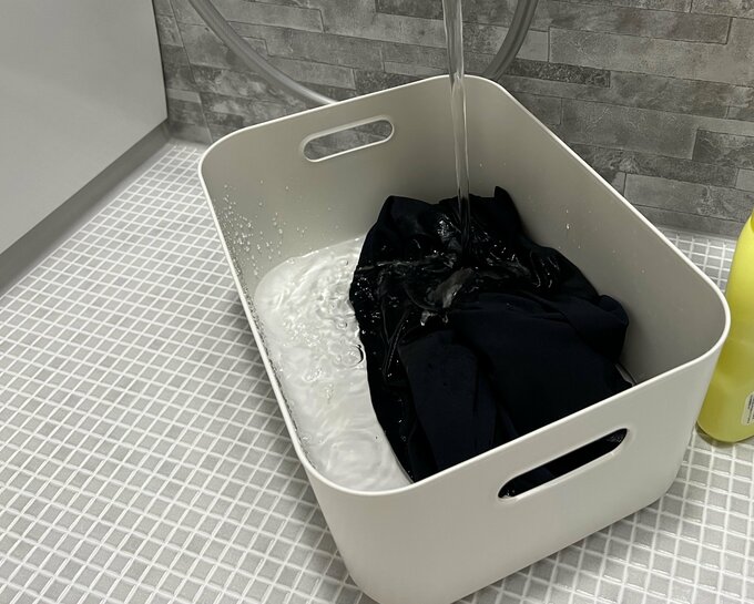 写真 1ページ目 50代の家事 おしゃれ着洗いが苦でなくなった理由 無印良品の収納を洗い桶に Esseonline エッセ オンライン