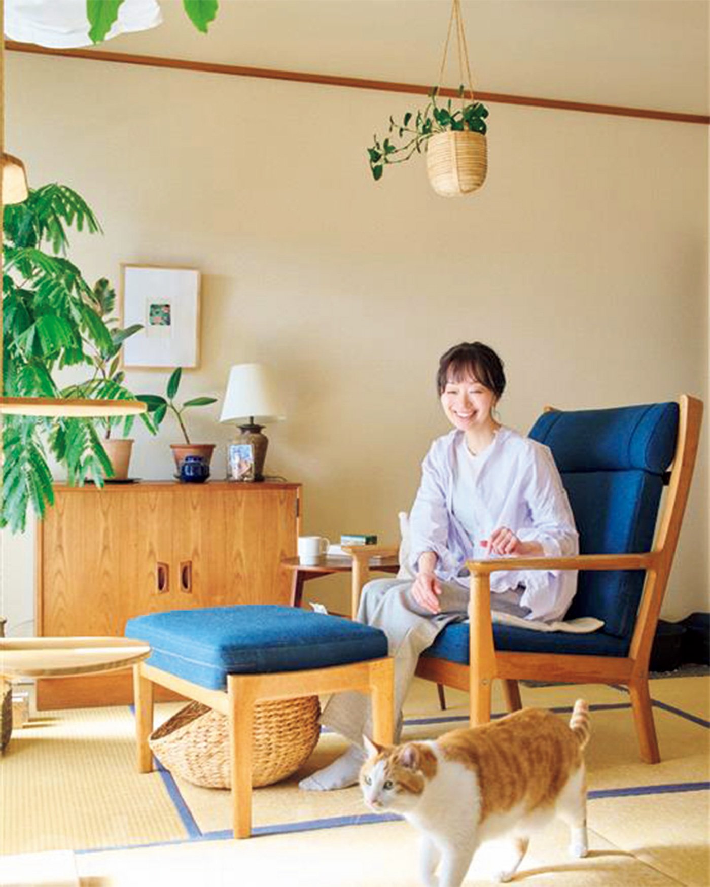 和室にある椅子に座る女性