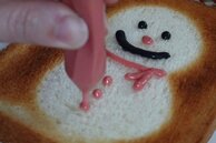 簡単かわいい「雪だるまトースト」。アルミホイルでひと工夫
