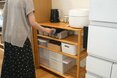 家がきれいな人の「キッチン収納」の工夫4つ。無印良品のバスケットで出し入れしやすい